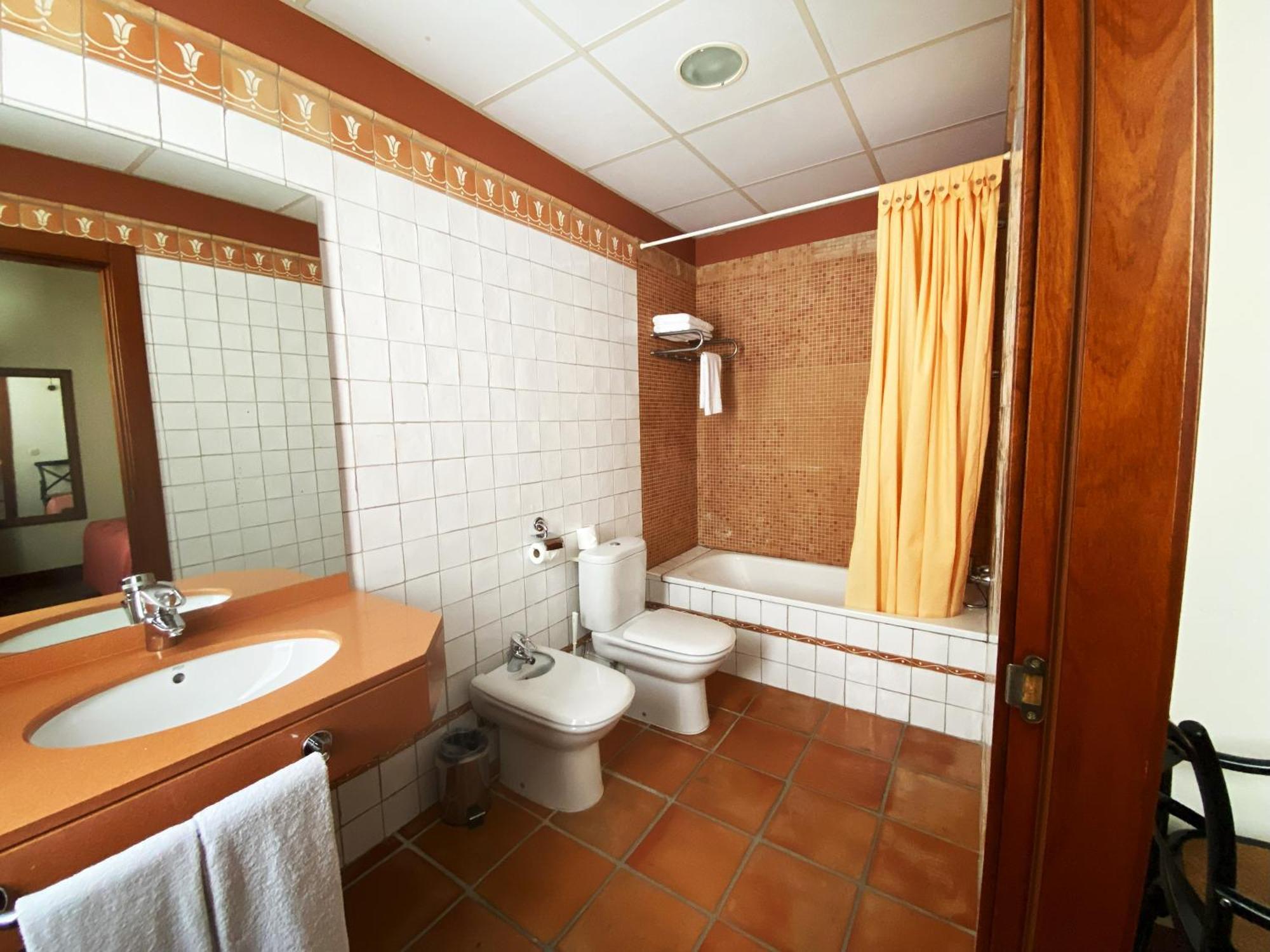 El Rastro - Palacio Duque De Tamames - Hotel Avila